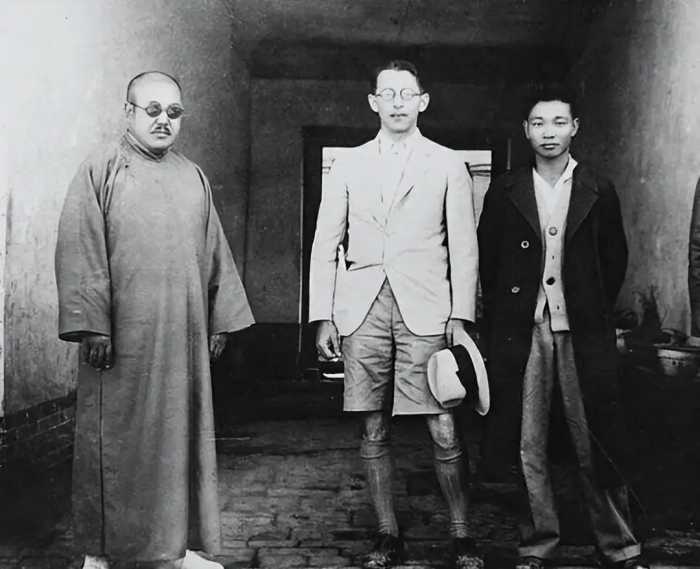 1953年他逃亡美国，随身带走7.5吨黄金，晚年遥望着中国喃喃自语
