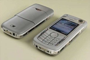 经典手机回顾：Nokia首款使用前、后双摄和闪光灯的手机6680