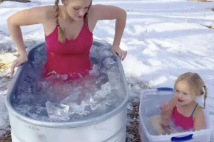 俄罗斯一孕妇和女儿在冰水里泡澡，她站出来的那一刻我小脑萎缩了