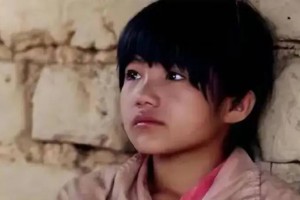 云南7岁女孩独居大山，自己挑水喂猪睡觉，如今她怎么样了？