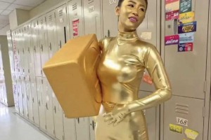 TVB新人女星扮人肉奖杯，满脸涂成金色，连体服太薄未穿打底内衣