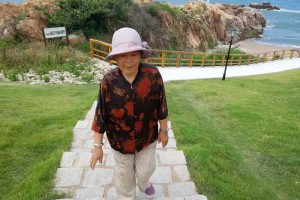 59岁大妈每天都要散步，1年后去医院检查，医生斥责：太无知了