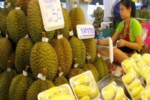 泰国榴莲满大街卖不出去，水果商贩怒斥，就是中国商人造成的！